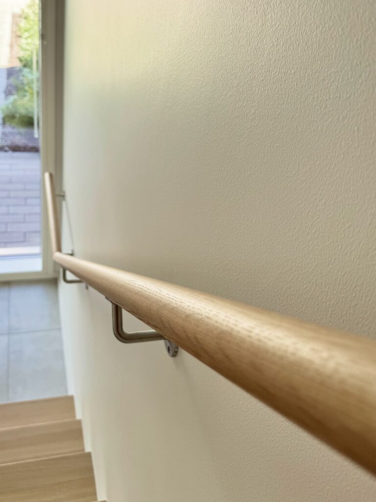 Massiivipuinen käsijohde